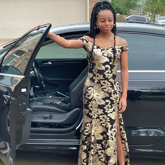 Black and gold sequin gown. - Picture 6 of 7